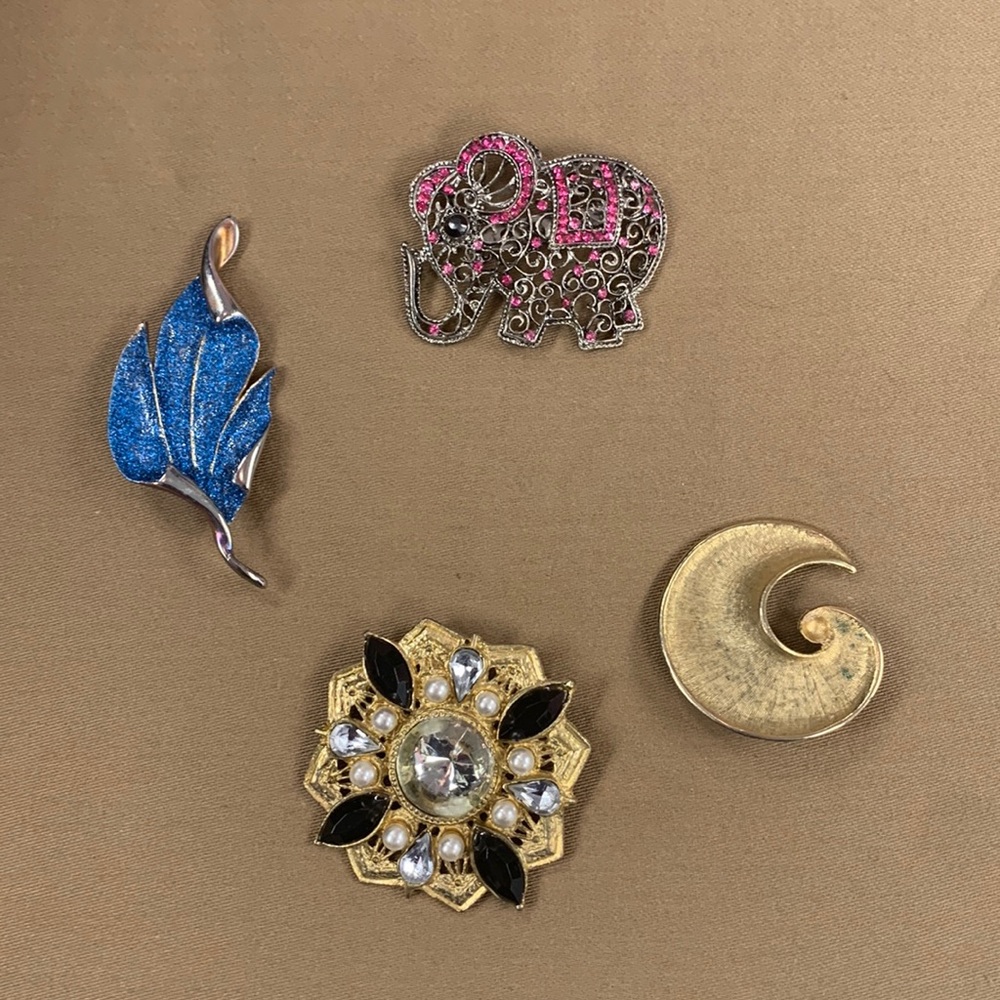 4 vintage brooches in good condition.